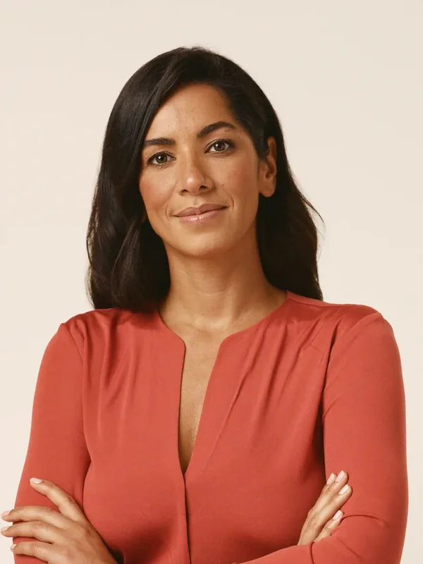 Executive-assistant portrait representing a LATAM professional